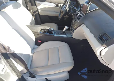 2011 Mercedes-Benz C 300 Sport 4Matic z USA, uszkodzony, nr VIN WDDGF8BB4BR157335